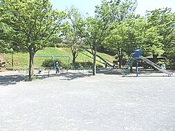 [周辺] 新石川公園まで1022m、園内は2段になっていて上段にはグラウンド、下段にはブランコ・お砂場・鉄棒などがあります。ロング滑り台もあります。