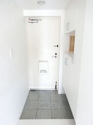 [玄関] ※前回募集時の写真です。 玄関も白を基調としていて清潔感があります。