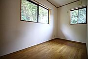 奥行きのある2F洋室2。収納がついているのでお部屋が広く使えます