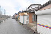 前面道路中央中学校のとなりで通学に安心な場所