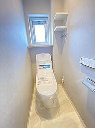 [トイレ] 小窓付で換気もラクラク。ウォシュレット付きの快適なトイレです。