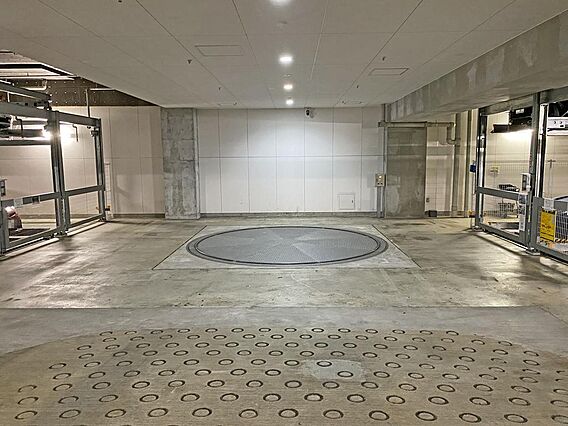 敷地内地下駐車...