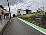 その他：道路正面が下志津小学校です。