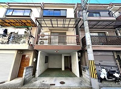 外観：雨の日も乗り降りしやすいビルトインガレージ付き。居住スペースと駐車スペースを効率よく確保した3階建て住宅です。