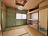和室：【3階和室】押入れと天袋を備えた和室。布団や季節用品を収納でき、お部屋をすっきり使えます。