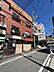 その他：【現地外観】どこか懐かしさを感じる外観の店舗付き中古テラス。道路に面した1階店舗と、上階の住居を備えています。