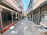 その他：【前面道路】周辺の街並みに馴染む、親しみやすい外観が魅力。前面道路沿いには住宅が並び、地域の暮らしを身近に感じられる住環境です。