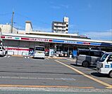 ローソンアカカベ西鴻池町二丁目店まで568m、薬局隣接。イートインもあります