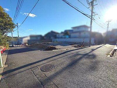 外観:現地と前面道路 外観:現地と前面道路