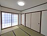 和室：南向きの6帖和室！バルコニーに接面！