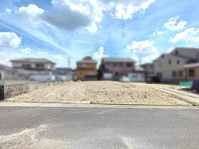 外観:現地と前面道路 外観:現地と前面道路