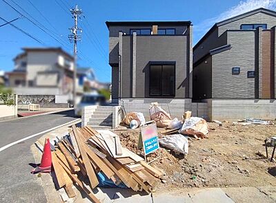 外観:現地と前面道路 外観:現地と前面道路
