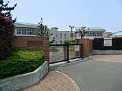 藤沢市立六会小学校まで876m