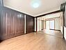 洋室：約12条の洋室を引き戸で仕切って約6帖2部屋に分けることが可能です。一面に広がる収納スペースが特徴の洋室です。3面採光のためとても明るいです。