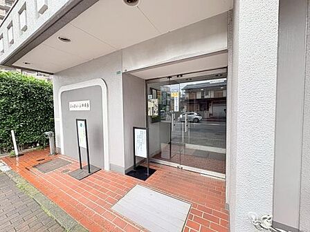 エントランスはガラス扉で開放感があります。明るい雰囲気で清潔感が漂います。外観のデザインはシンプルで目につきやすい看板も設置されています。歩道からすぐにアクセスできる工夫もされています。