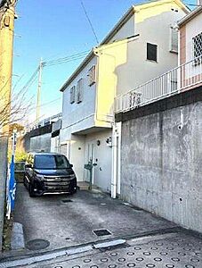 外観：三菱公園バス停歩3分、朝は1時間に7本のバス便があり通勤通学に便利です。