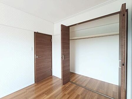 ハンガーパイプを備えたゆとりあるクローゼット。衣類から小物まで効率よく収納できお部屋をスッキリ整頓出来ます～機能的で使い勝手のよい収納です。(洋服小物類はAI生成画像により含まれておりません)