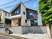 モダンな色使いとシャープなフォルムが際立つ外観デザイン。ダークカラーを基調にした重厚感と木目のあたたかさが見事に調和し、存在感をもって街並みに映える個性派の住まいです。