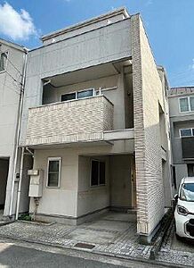 外観:2路線利用可能の立地。コンクリート打ち放し調のスタイリッシュな外壁に、上品なボーダータイルを組み合わせた、都会的で洗練された外観。道路から玄関口が直接見えにくいプライバシーに配慮された構造です。 外観:2路線利用可能の立地。コンクリート打ち放し調のスタイリッシュな外壁に、上品なボーダータイルを組み合わせた、都会的で洗練された外観。道路から玄関口が直接見えにくいプライバシーに配慮された構造です。