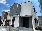 新築未入居。ダークグレーとホワイトを組み合わせたモダンな配色が、街並みの中でも際立つ洗練された印象を与えます。