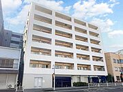 ホワイトタイル張りのRC造7階建てマンション。駐車場専用使用権付き・ペット2匹まで飼育可能など充実した条件が揃っています。