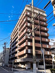 外観:複数路線利用可能で通勤通学に便利です。ブラウンを基調としたタイル貼りの外観が、洗練された落ち着きと重厚感を演出します。 外観:複数路線利用可能で通勤通学に便利です。ブラウンを基調としたタイル貼りの外観が、洗練された落ち着きと重厚感を演出します。