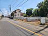 その他：「鶴見」駅バスアクセス！ゆとりある敷地とこだわりのプランニングが魅力。前面道路はゆとりある幅員が確保されており、お車の出入りや駐車もスムーズに行えるロケーションです。