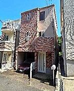 3階建てのスリムなフォルムながら、縦に伸びる重厚なデザインで威圧感なく周囲に溶け込んでいます。スーパーや小学校、公園等が徒歩10分圏内の揃う暮らしやすい住環境です。