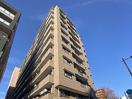 2路線利用可能の立地。上品なアースカラーのタイル貼りが印象的な外観。時代に左右されない重厚感とクリーンな清潔感をあわせ持ち、住むほどに愛着の深まる佇まいです。
