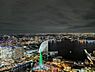 その他：スカイテラスからの眺望～ビル群のイルミネーションが夜の海に反射して輝く光景は、まさに港町・横浜のタワーマンションならではの醍醐味。高層階だからこそ、遠く広がる地平線の灯りまで開放的に見渡せます。