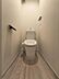トイレ：白を基調とした明るく清潔感あふれるトイレ空間です。お手入れがしやすいシンプルなデザインの便器を採用し、日々の掃除の手間を軽減。温水洗浄便座を完備しています。