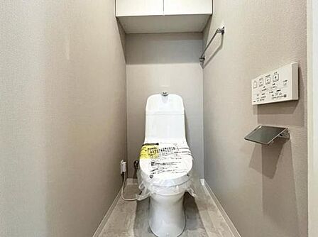 壁面や床の内装も美しく整えられた、清潔感と落ち着きのあるプライベート空間。壁面には使い勝手の良いリモコンパネルやペーパーホルダーがすっきりとレイアウトされており、日々の使いやすさにも配慮されています。
