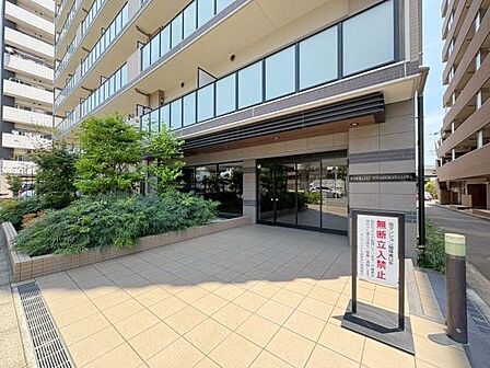 すっきりと整えられた鮮やかな植栽が彩りを添え、帰宅する方を上品に出迎えてくれるエントランスアプローチです。重厚感と清潔感を兼ね備えたタイル張りの設えが、住まう方のステータスを高めてくれます。