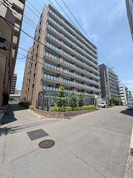 街並みに調和しながらも程よい重厚感と清潔感を放ち、住まう方のステータスを高めてくれるようなスタイリッシュな佇まいが魅力です。空室につき内覧受付中です、お気軽にお問い合わせください。