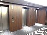 その他：壁全体に落ち着いたダークブラウンの木目調素材が使用されており、温かみと高級感を両立。3基のエレベーターがあり、通勤・通学時間帯などの混雑時でも待ち時間が短縮できます。