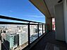 バルコニー：3面バルコニーのうちの一つであり、ゆとりある広さが確保されているため、外の空気を感じながらリフレッシュできる心地よいスペースです。
