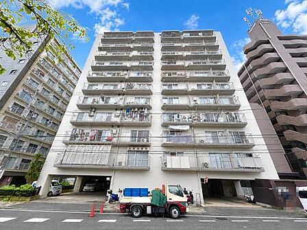 存在感のある堂々とした佇まいは、総戸数110戸を誇るビッグコミュニティならではのゆとりと安心感を演出しています。空室につき内覧受付中です、お気軽にお問い合わせください。