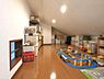 収納：住空間をすっきりと保つ大容量の小屋裏収納～照明も完備されており収納としてだけでなく趣味の隠れ家やリモートスペースなどとしても便利に活用できる魅力的な空間です（おもちゃ類・小物類はAI生成となります）