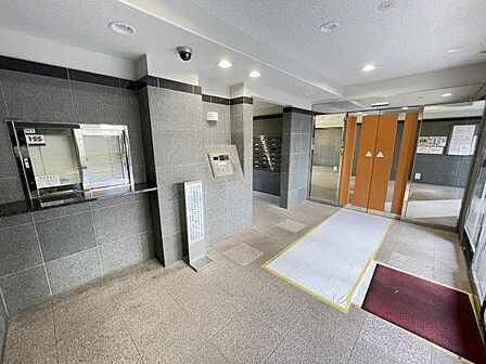 洗練された高級感あふれるエントランスホール。上質なタイル張りの壁面と床、すっきりとデザインされた空間が、住まう方やゲストを心地よく迎えます。