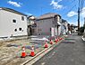 その他：周辺は戸建て住宅が立ち並ぶ、静かで穏やかな住環境が広がっています。前面道路はすっきりと見通しが良く、毎日の車の駐車や出し入れも落ち着いて行えます。内覧受付中です、お気軽にお問い合わせください。
