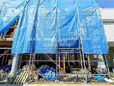 外観：青空に映えるスタイリッシュな佇まい、明るい陽光に包まれるモダン邸宅。白やベージュを基調とした明るいサイディング外壁が、爽やかで清潔感のある第一印象を与えます。