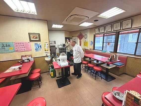 明るい照明と赤...