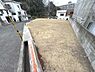 外観：静かな住宅街に位置する土地で周囲には緑が豊かに広がっています。道路に面した場所にありアクセスも良好です。住宅や駐車場としての利用に適した環境です。