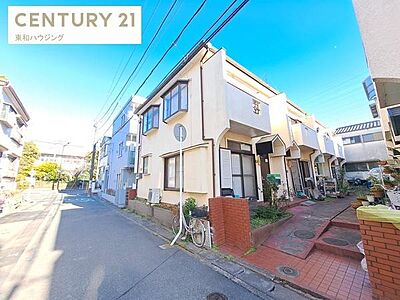 外観:タウンハウスでは人気の通り側の角物件です!敷地は公道に面していて、明るく風通しも確保できます(^^♪ 外観:タウンハウスでは人気の通り側の角物件です!敷地は公道に面していて、明るく風通しも確保できます(^^♪