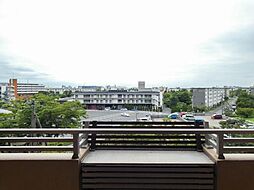 [その他] 【住戸からの眺望写真】周囲には視界を遮る高い建物がなく、天気の良い日には広い青空を見渡すことができます。