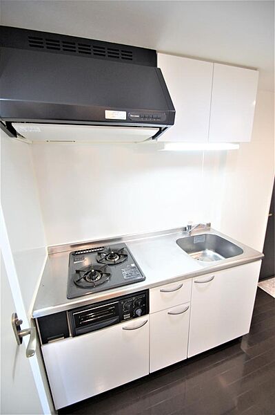 画像12:２口ガスコンロ・グリル付きシステムキッチン、調理スペースが広く快適にご利用いただけます。