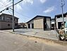 駐車場：広々としたスペースの駐車場が魅力的です。前面道路との出入りがしやすく車の駐車が快適に行えます。車のサイズに左右されず使いやすい設計です。清潔感のあるコンクリート仕上げとなっております。