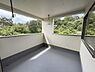 バルコニー：開放感のある広々としたバルコニーです。3方向に大きな窓があり日当たりと通風が良好です。自然に囲まれた眺望が魅力です。物干し金具も設置されており使い勝手に配慮されています。