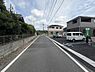 その他：現地周辺の前面道路は幅員がしっかり確保されており車の通行もスムーズです。道路沿いには新しい建物もあり全体的に整った雰囲気が感じられます。