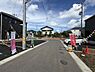 その他：広々とした前面道路が印象的な現地写真です。車の出し入れもスムーズに行えます。周辺は落ち着いた住宅街となっております。各住宅に十分なスペースがあります。撮影時の天候も良好で明るい雰囲気です。
